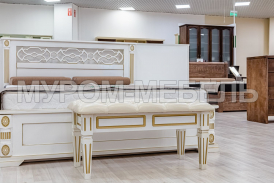 Здесь изображено Банкетка с каретной стяжкой (белая эмаль с золотой патиной)