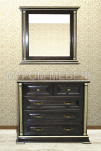 Здесь изображено Комод и зеркало из серии 